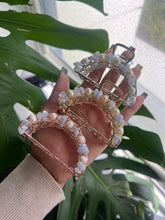 Load image into Gallery viewer, Crystal x Fresh Water Pearl Hair Claw