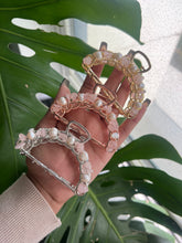 Load image into Gallery viewer, Crystal x Fresh Water Pearl Hair Claw
