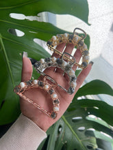 Load image into Gallery viewer, Crystal x Fresh Water Pearl Hair Claw
